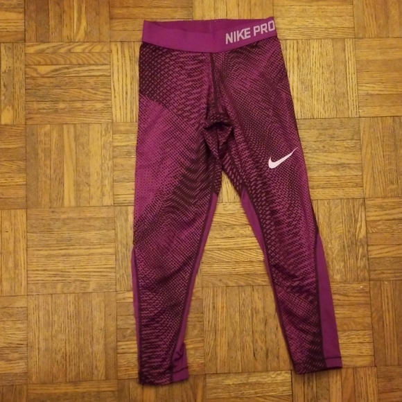 Nike Pants - 🏃‍♀️🏃‍♀️🏃‍♀Nike Pro Sz Small Capri cut Leggings